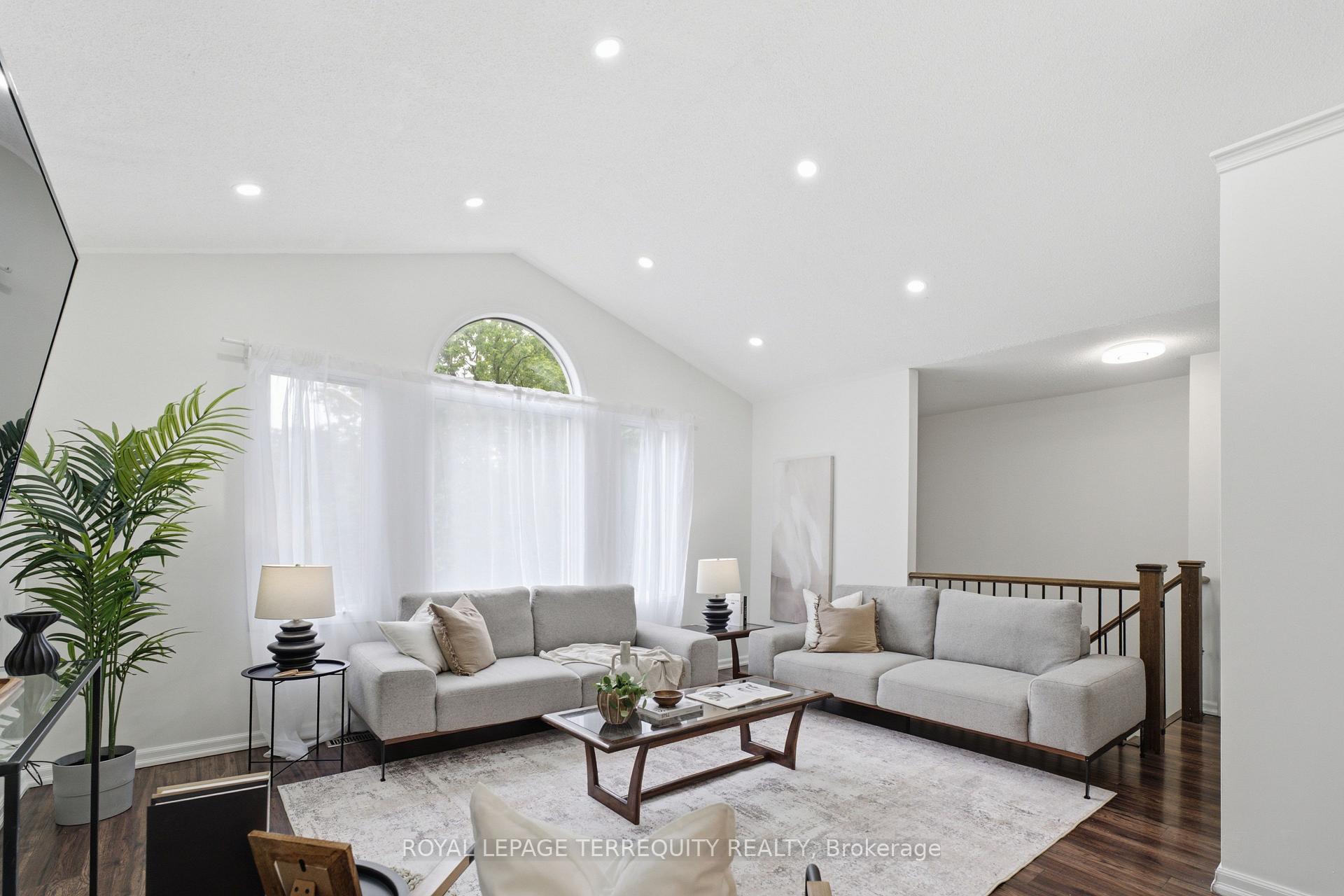 Photo 8 of 48 Borland Court, Clarington, Bowmanville — HOMEH