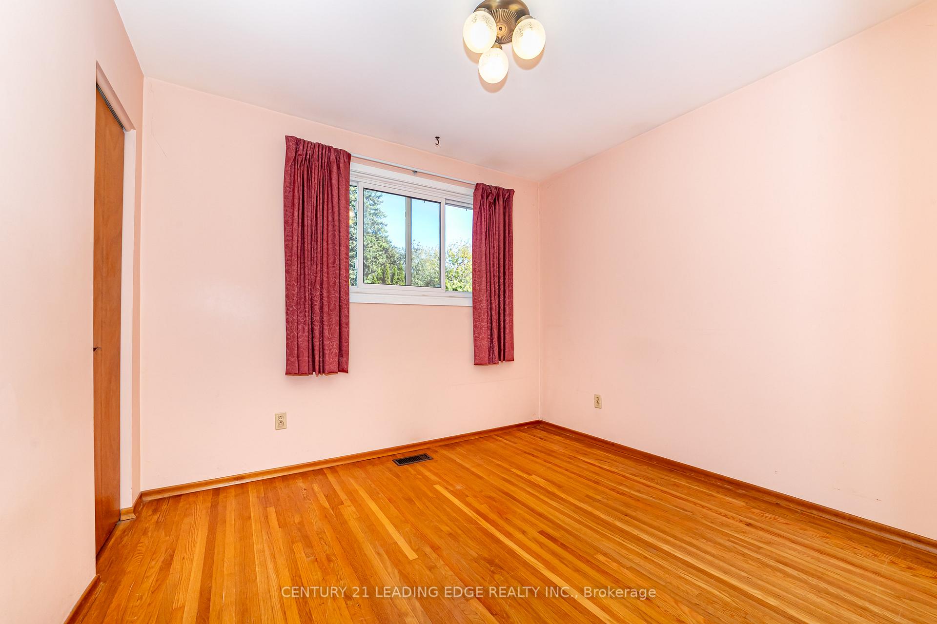 Photo 11 of 815 Douglas Avenue, Pickering, Bay Ridges — HOMEH