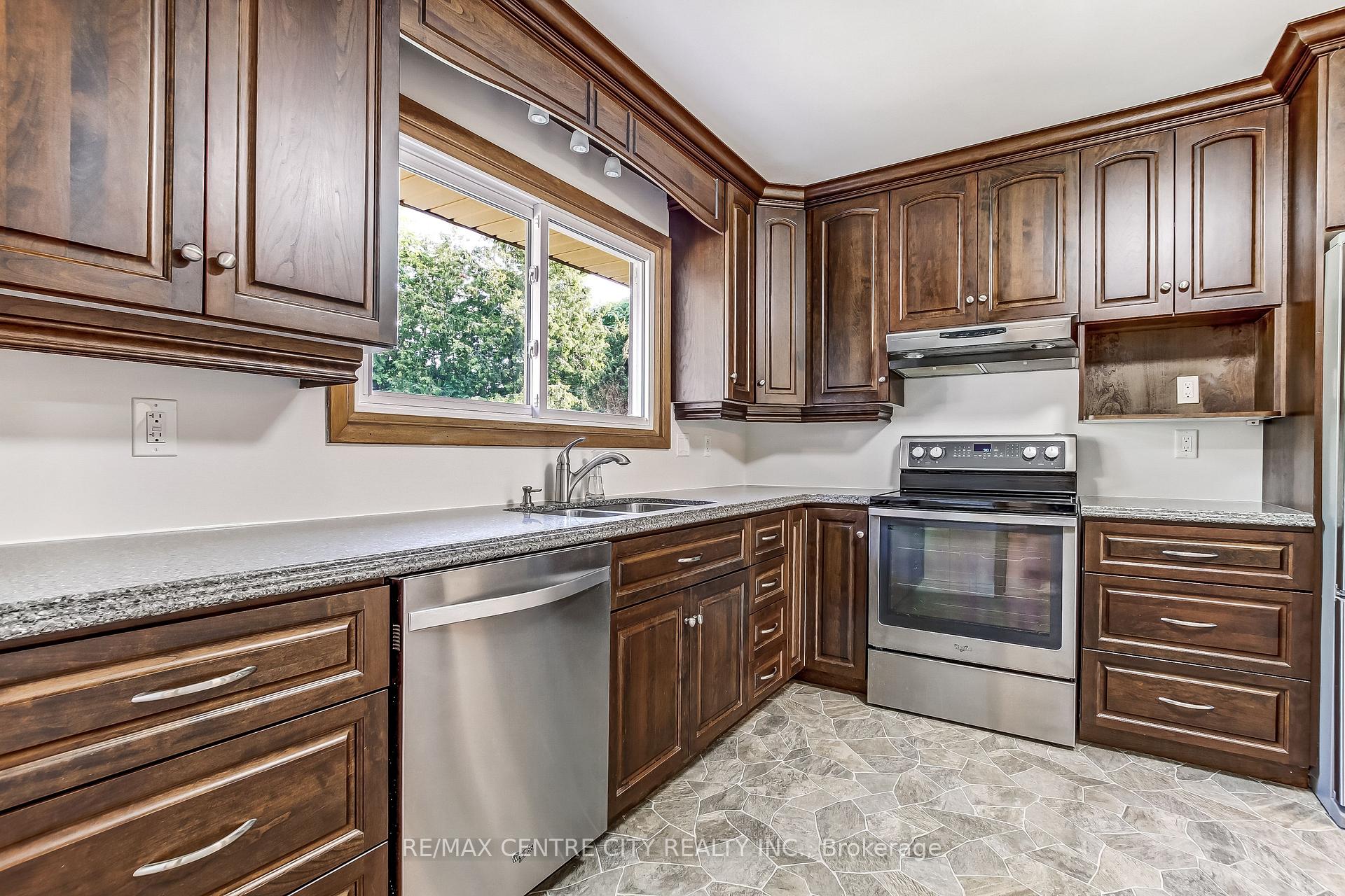 Photo 7 of 776 Headley Drive, London, North O — HOMEH