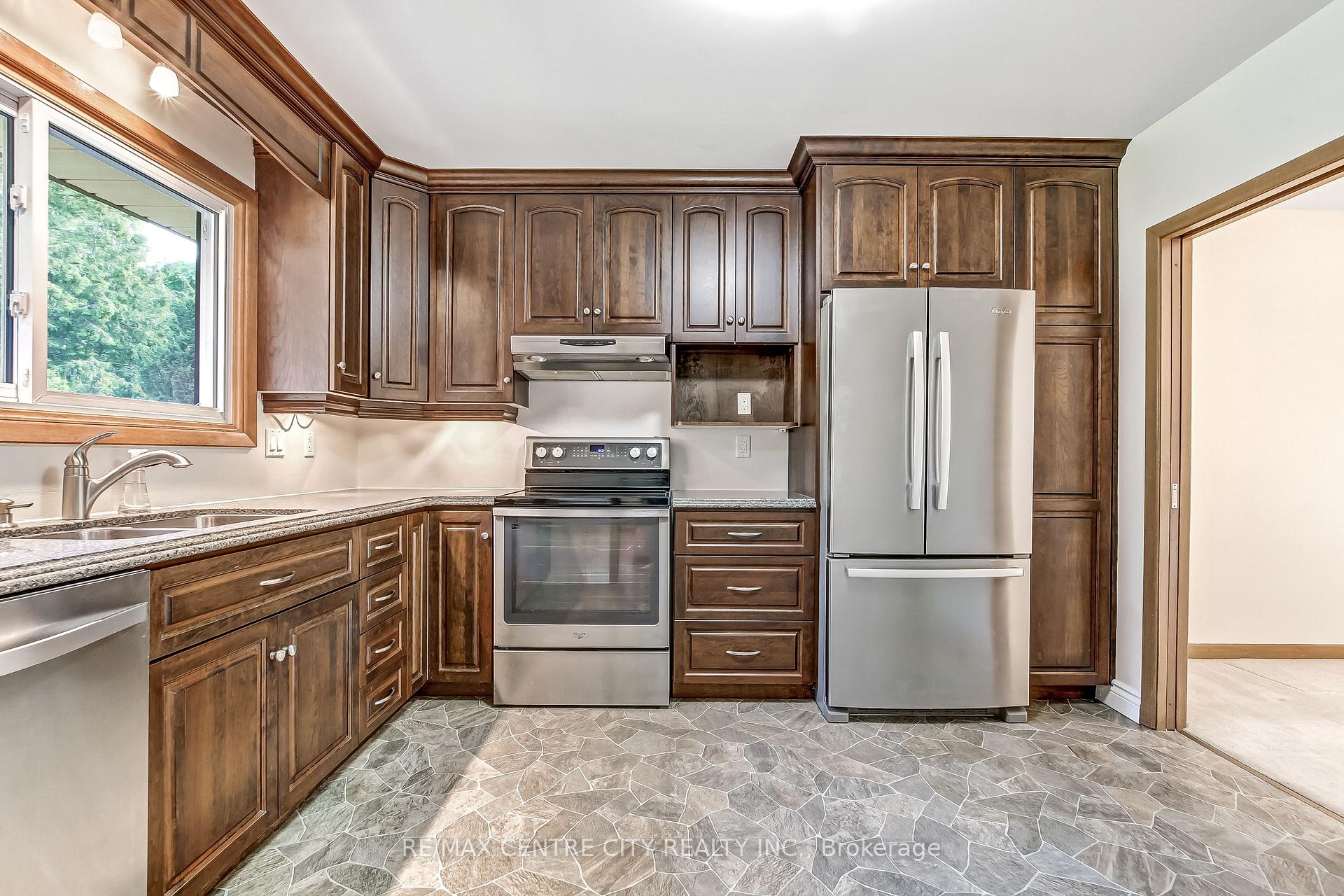 Photo 8 of 776 Headley Drive, London, North O — HOMEH