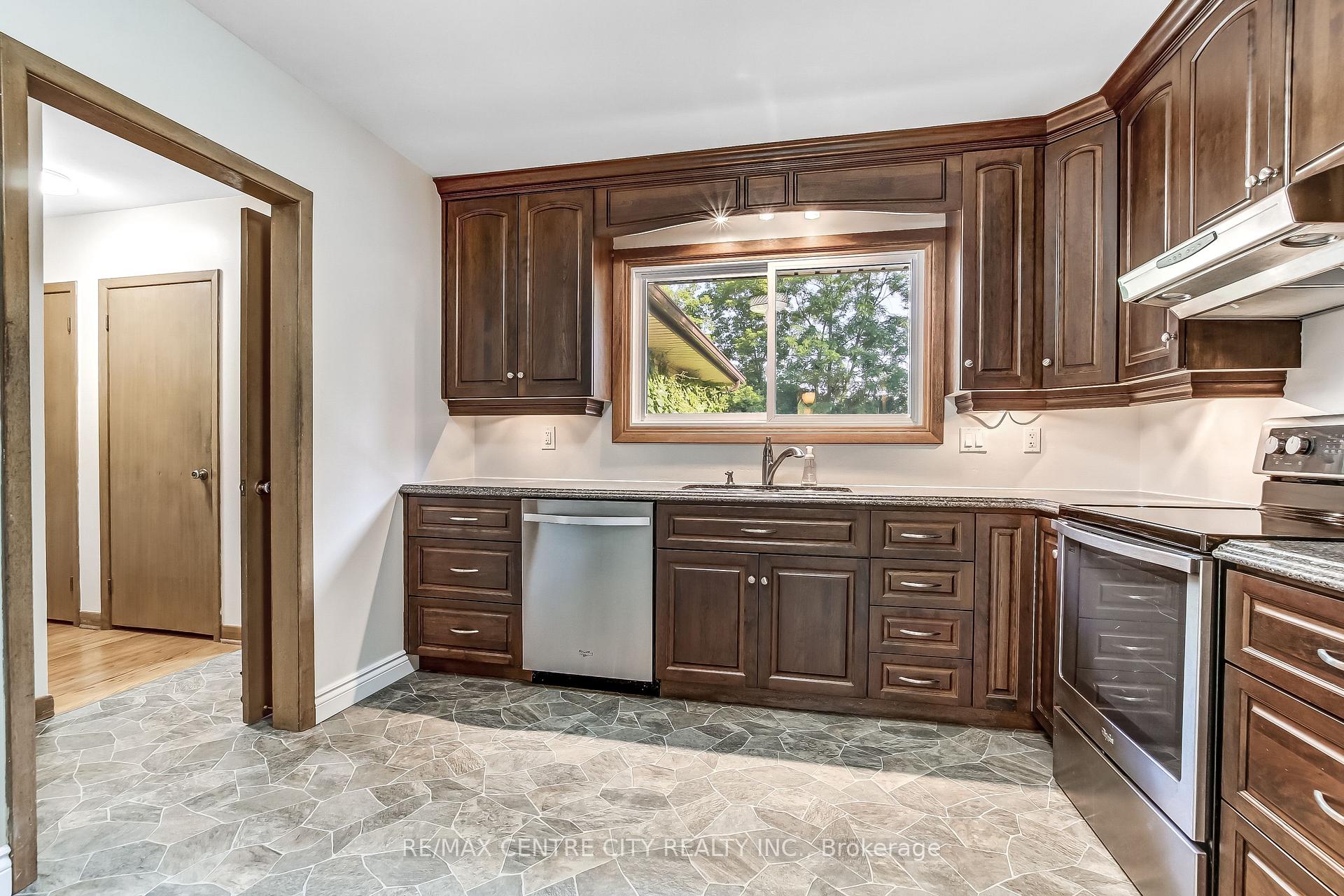 Photo 9 of 776 Headley Drive, London, North O — HOMEH