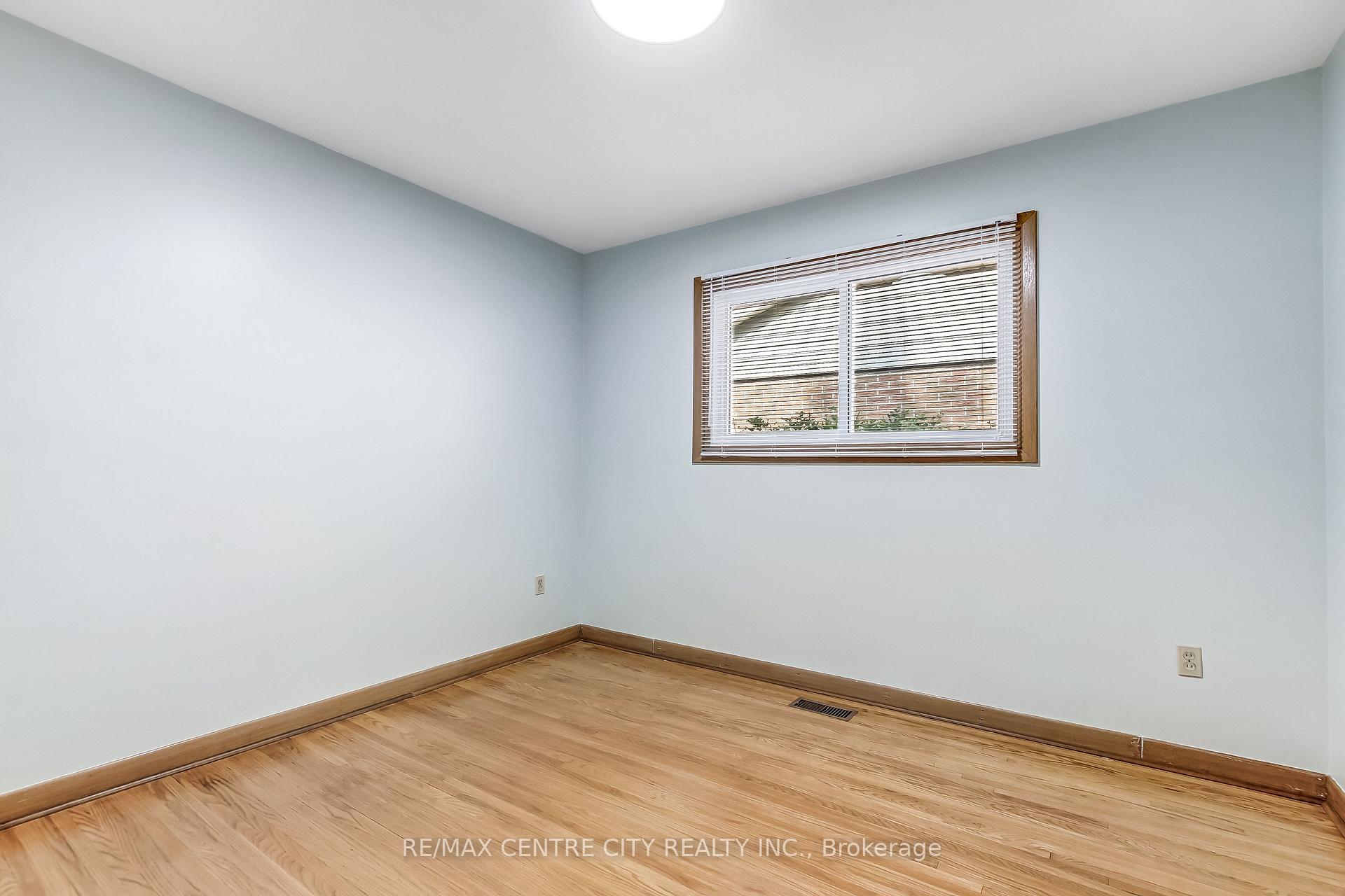 Photo 11 of 776 Headley Drive, London, North O — HOMEH