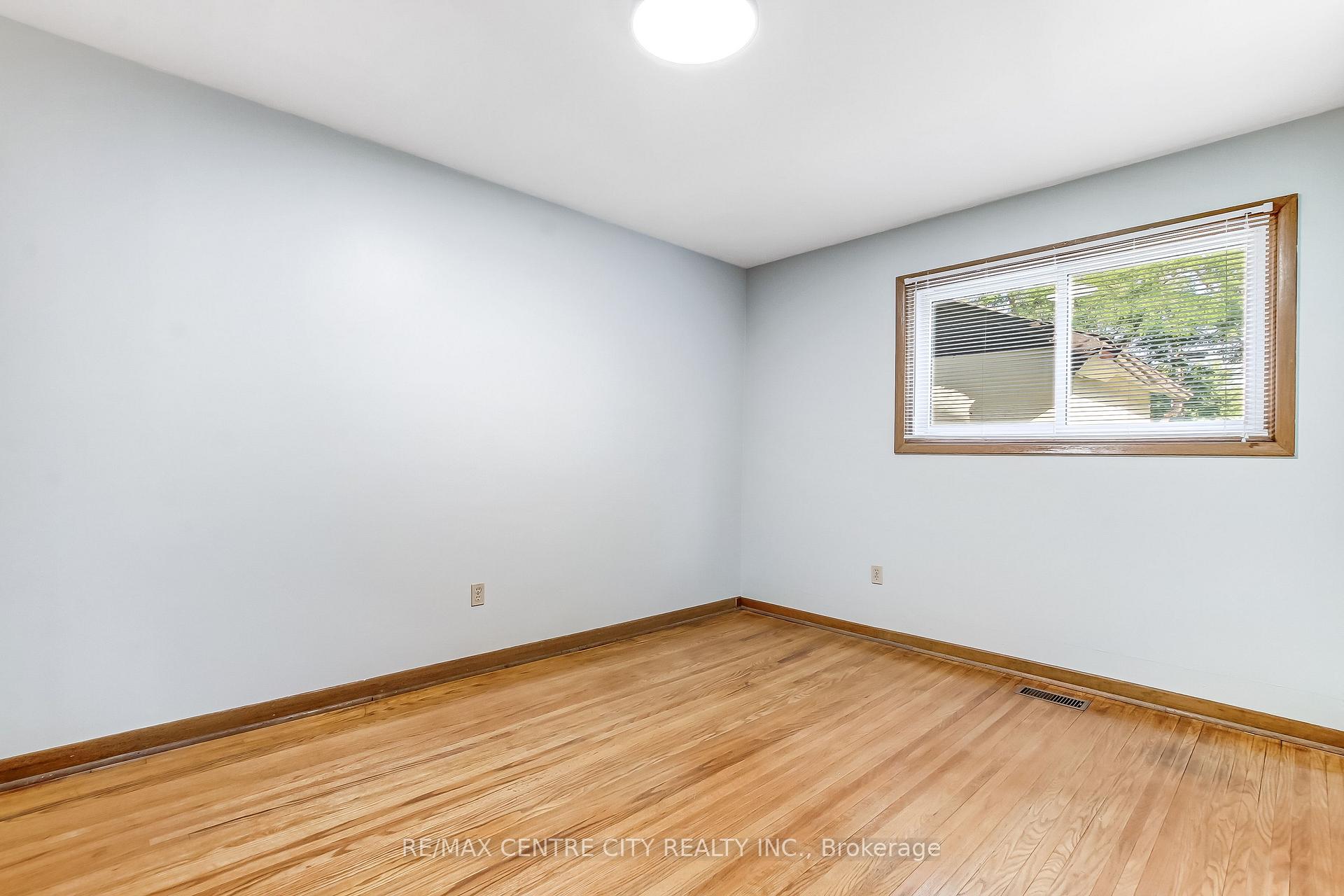 Photo 12 of 776 Headley Drive, London, North O — HOMEH