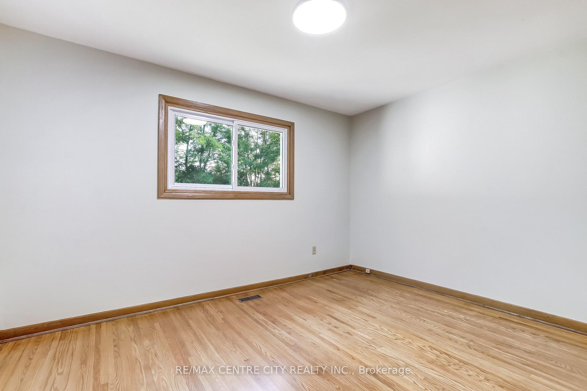 Photo 13 of 776 Headley Drive, London, North O — HOMEH