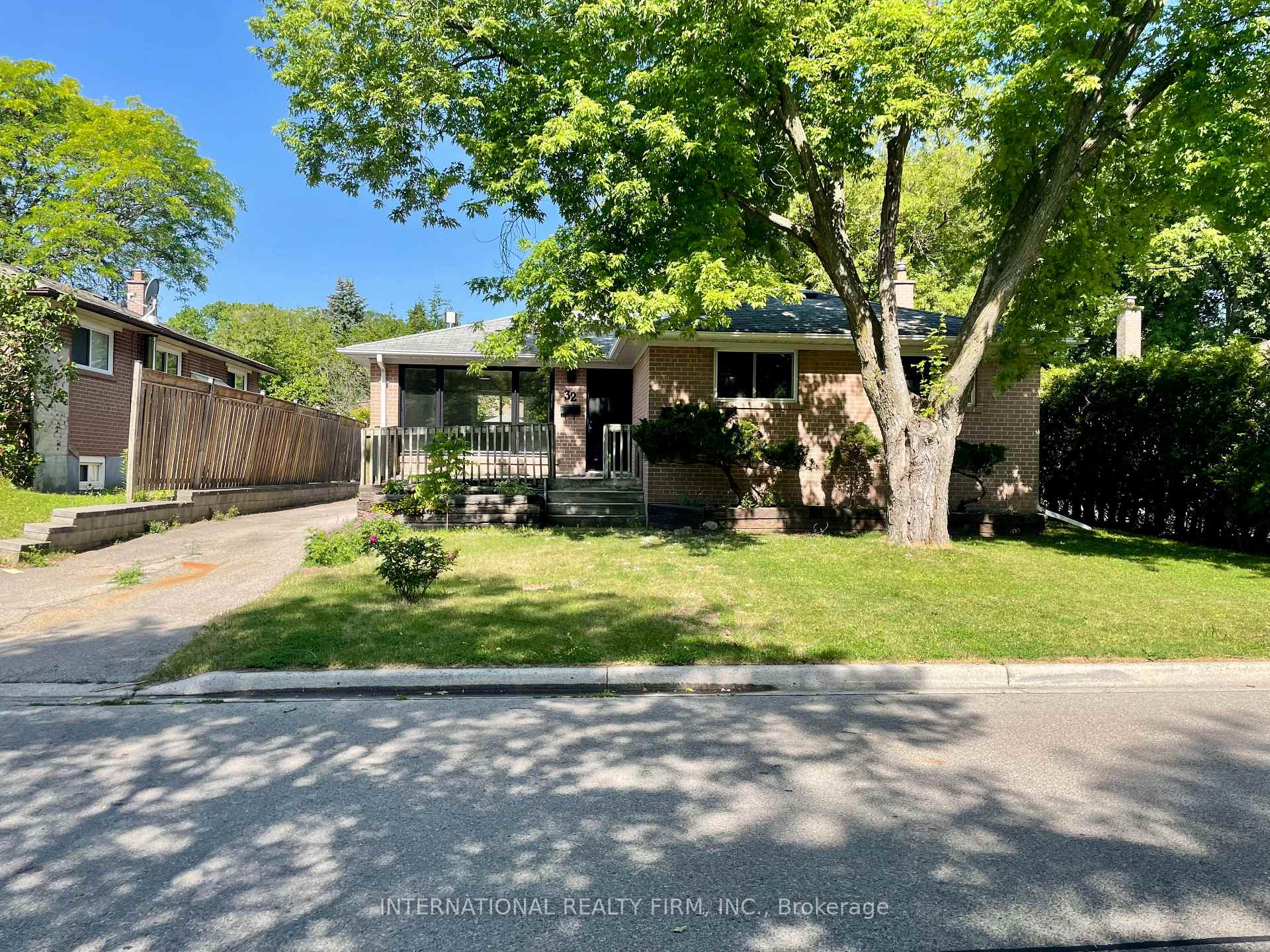 Photo 1 of 32 Jasper Drive, Aurora, Aurora Heights — HOMEH