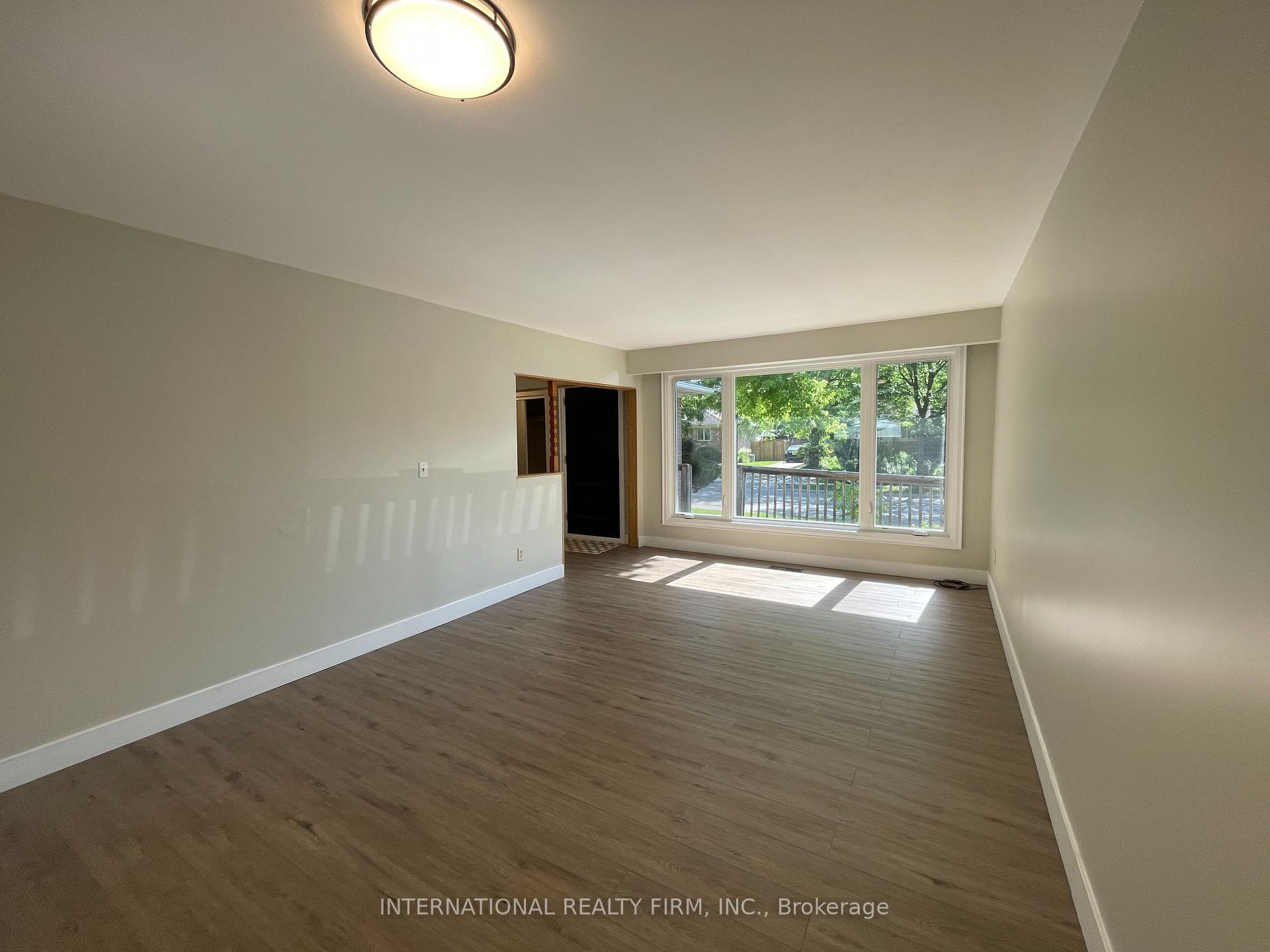 Photo 2 of 32 Jasper Drive, Aurora, Aurora Heights — HOMEH