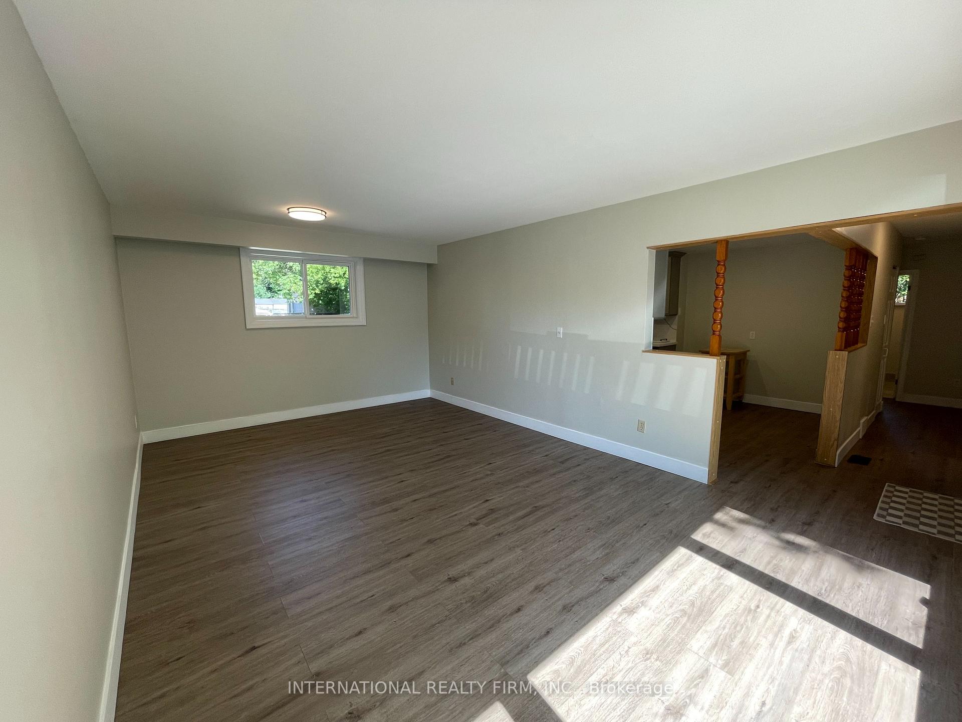 Photo 3 of 32 Jasper Drive, Aurora, Aurora Heights — HOMEH
