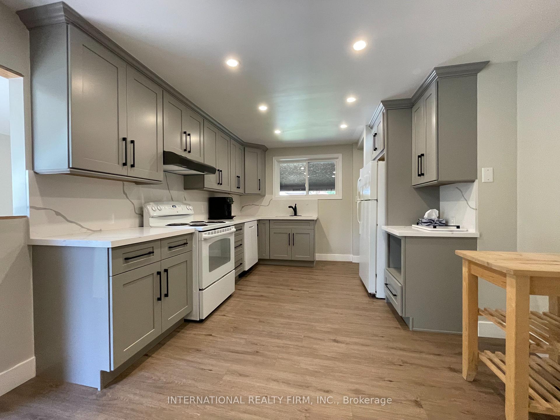 Photo 4 of 32 Jasper Drive, Aurora, Aurora Heights — HOMEH
