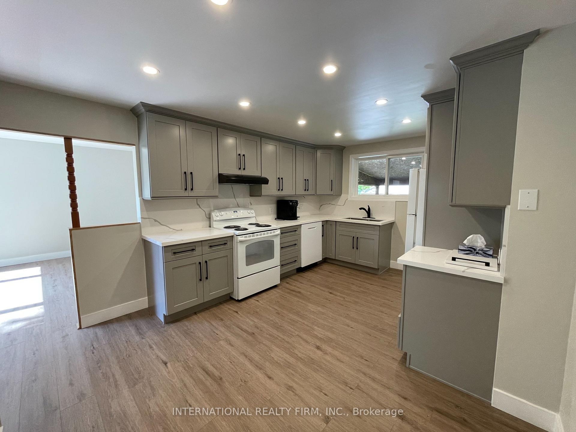 Photo 5 of 32 Jasper Drive, Aurora, Aurora Heights — HOMEH