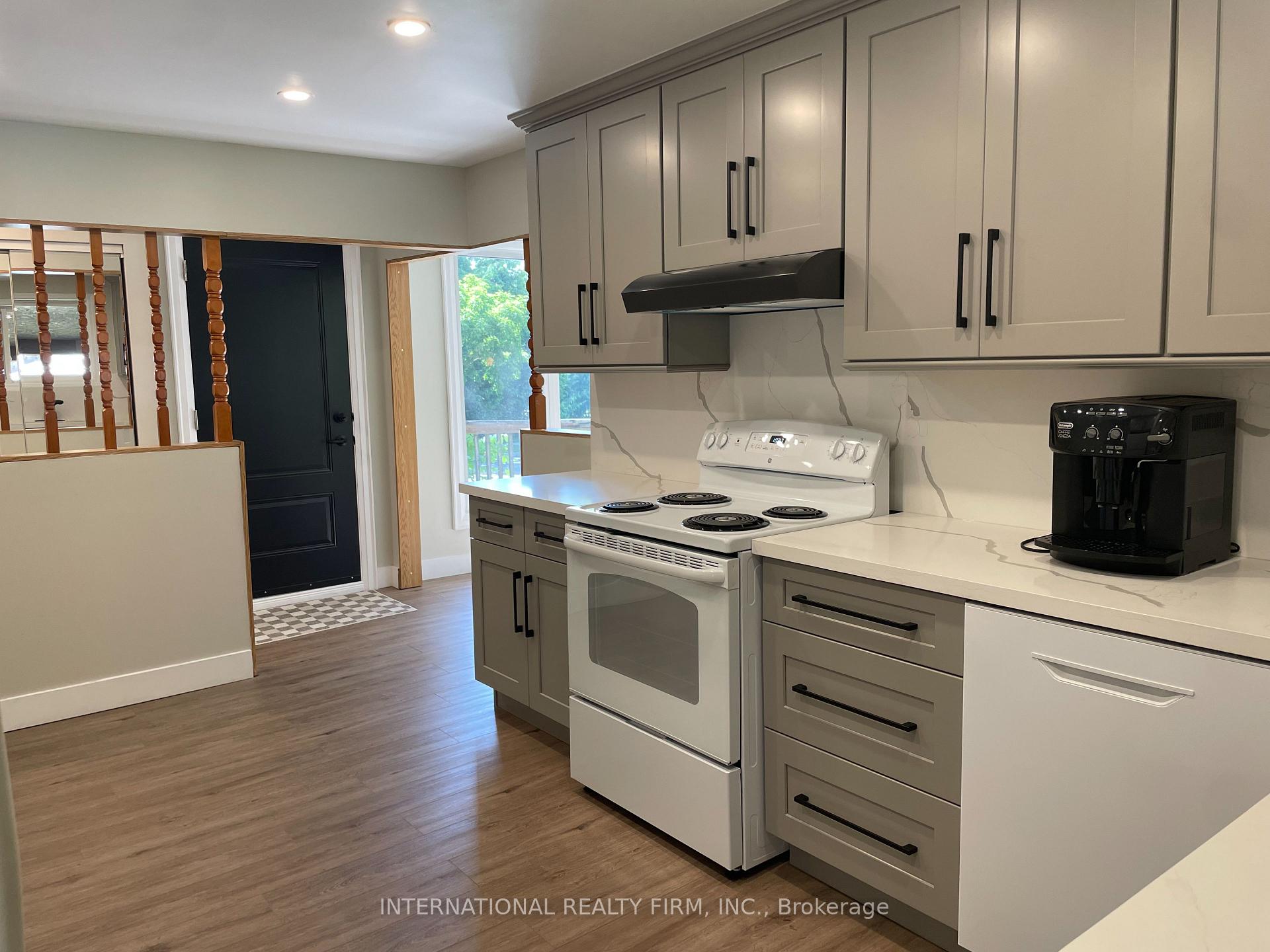 Photo 6 of 32 Jasper Drive, Aurora, Aurora Heights — HOMEH