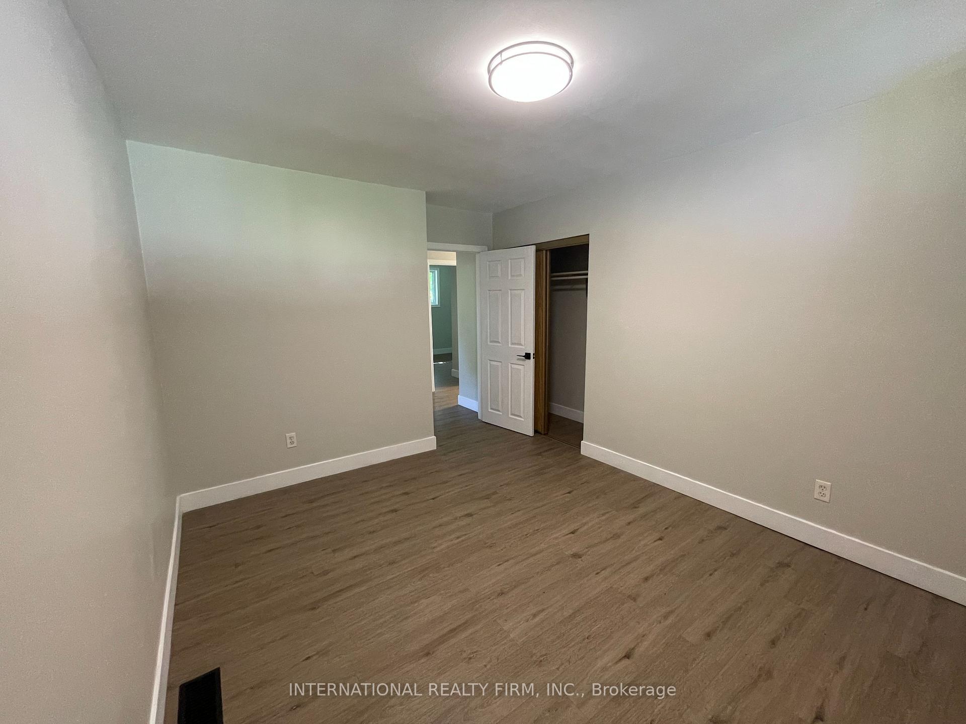 Photo 7 of 32 Jasper Drive, Aurora, Aurora Heights — HOMEH