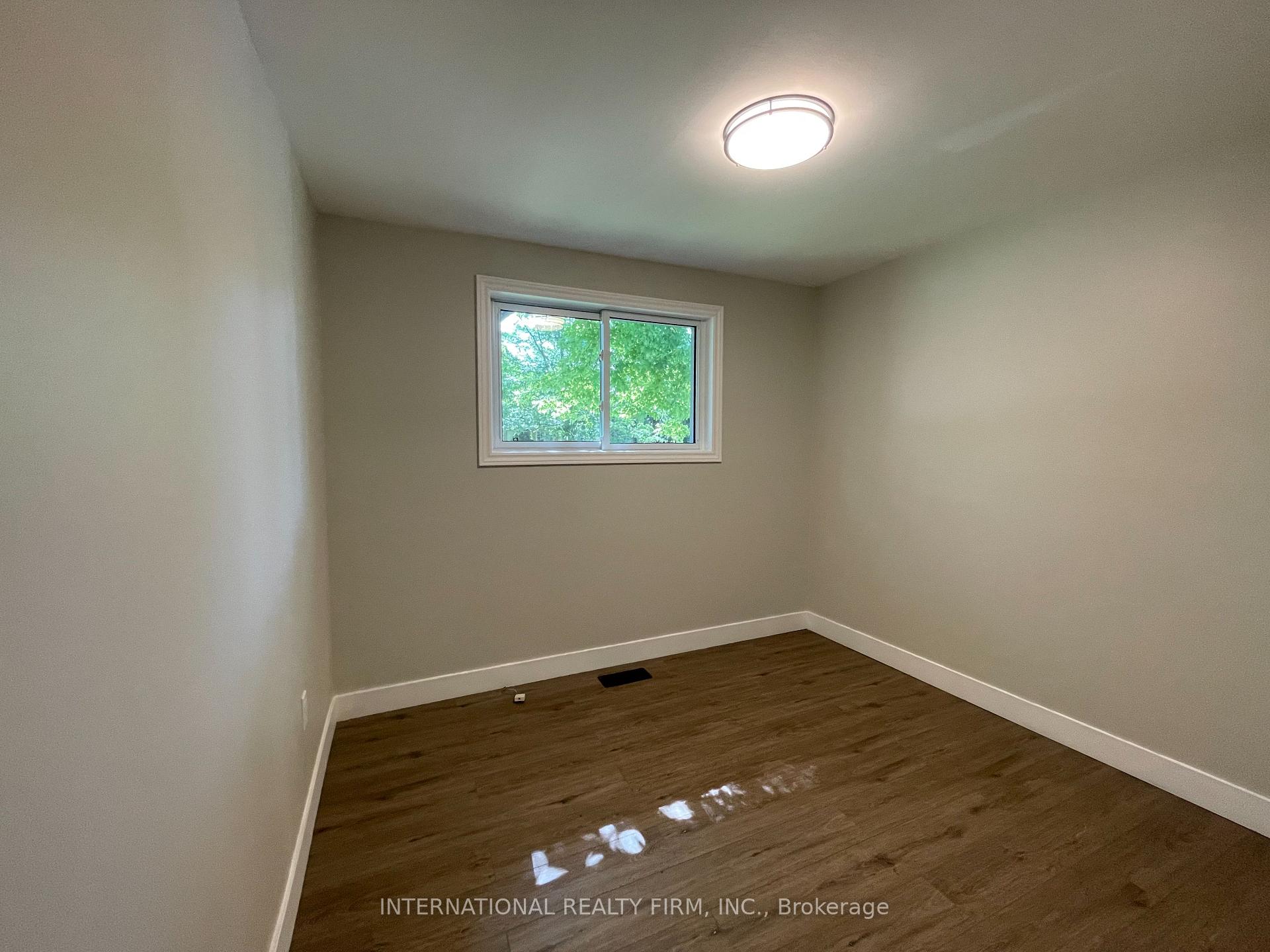 Photo 8 of 32 Jasper Drive, Aurora, Aurora Heights — HOMEH