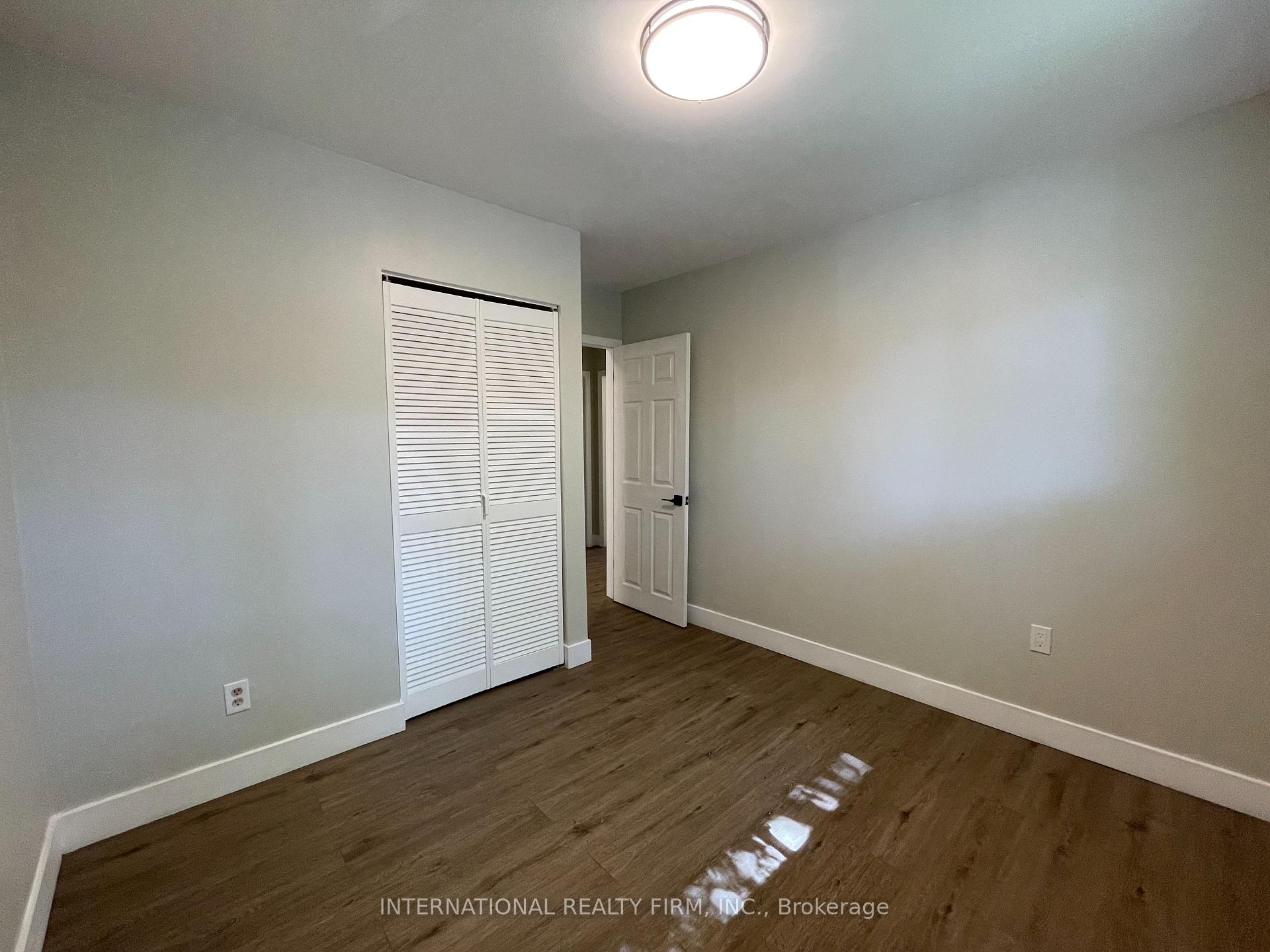 Photo 9 of 32 Jasper Drive, Aurora, Aurora Heights — HOMEH