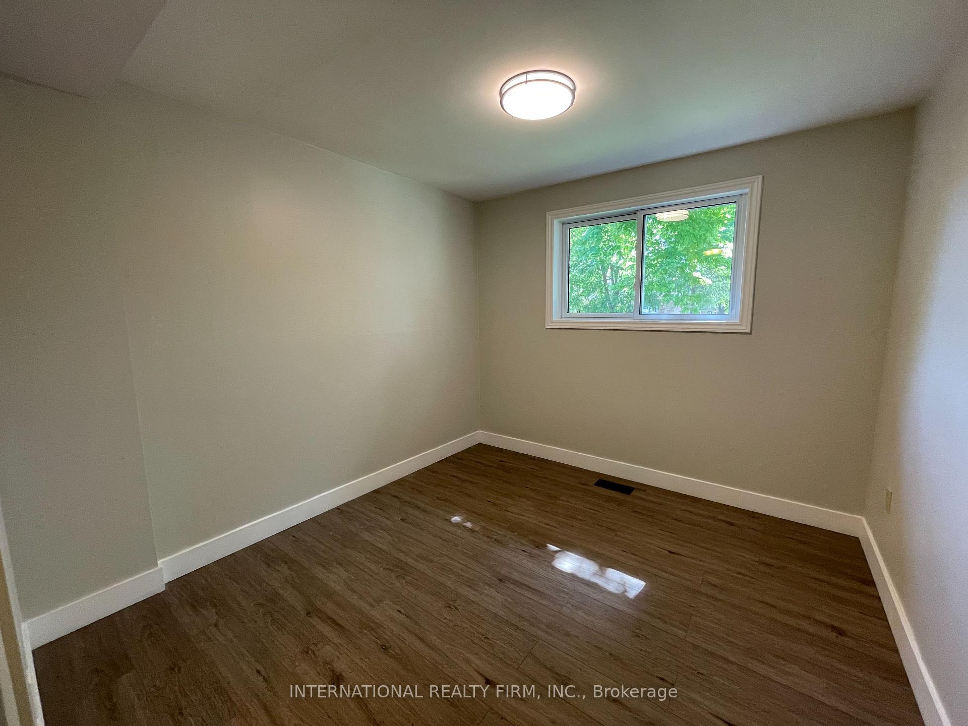 Photo 10 of 32 Jasper Drive, Aurora, Aurora Heights — HOMEH