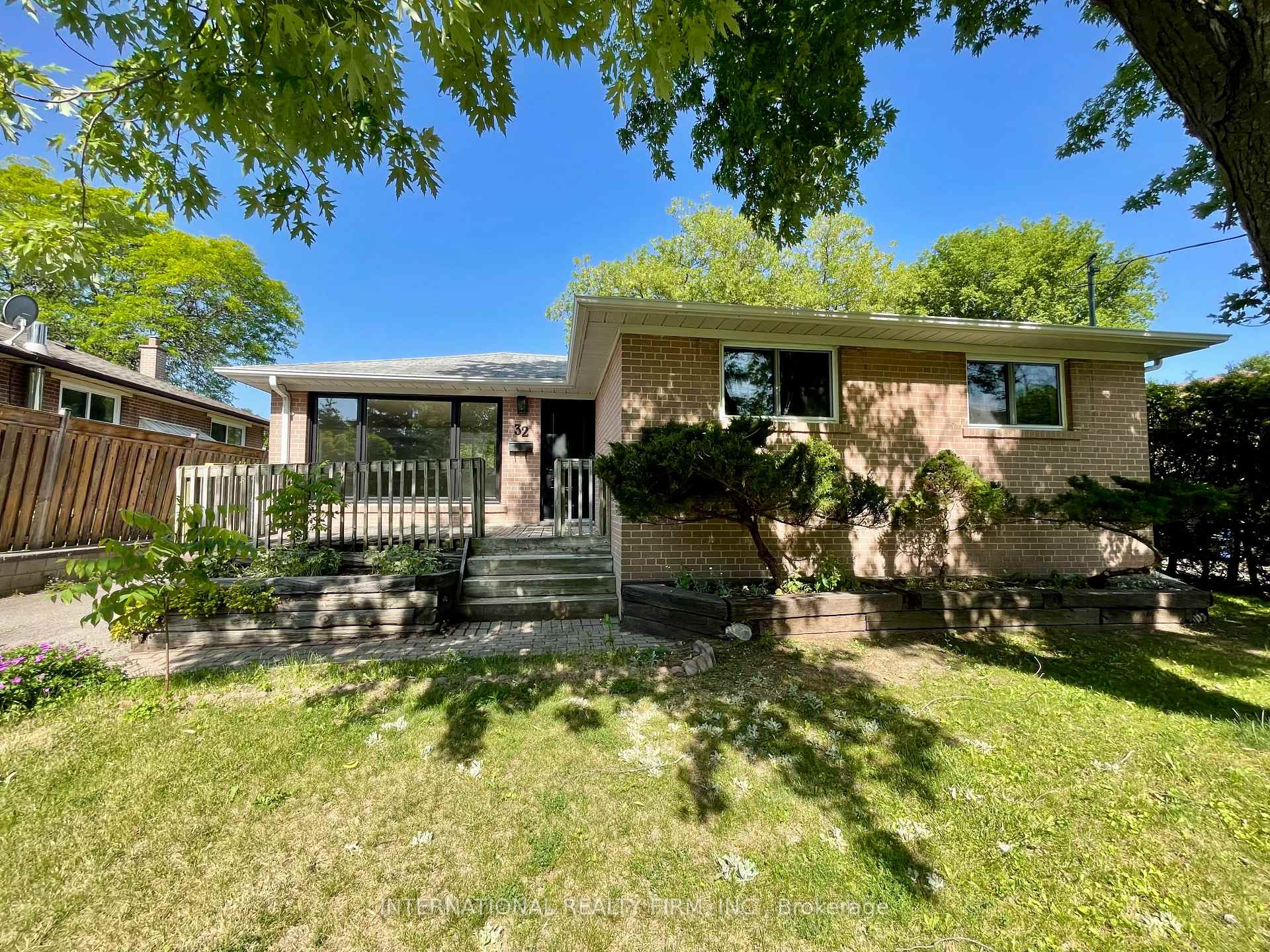 Photo 13 of 32 Jasper Drive, Aurora, Aurora Heights — HOMEH