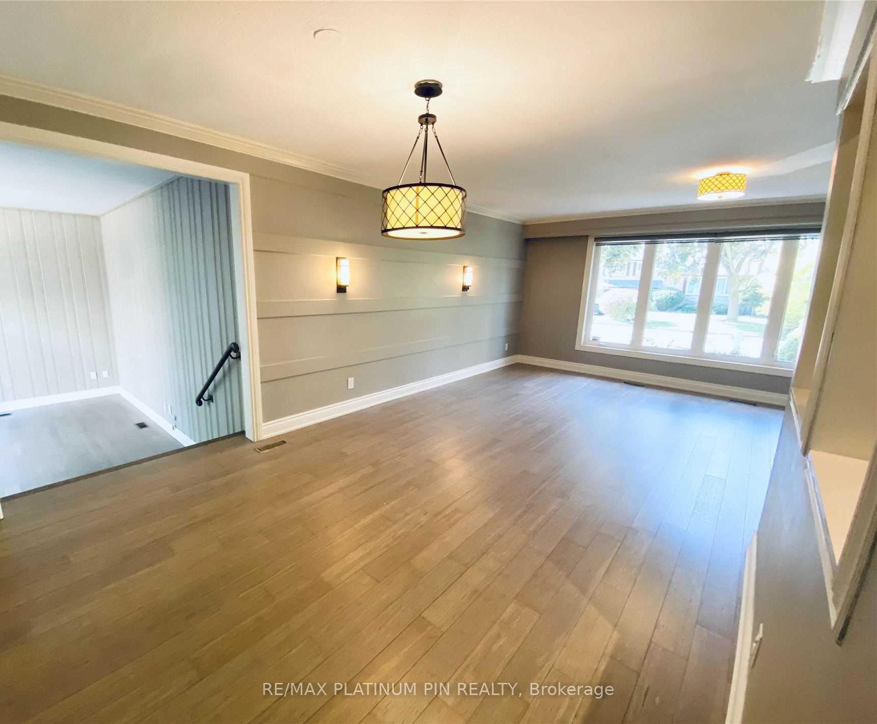 Photo 3 of 15 Whitelock Crescent, North York, Bayview Village — HOMEH