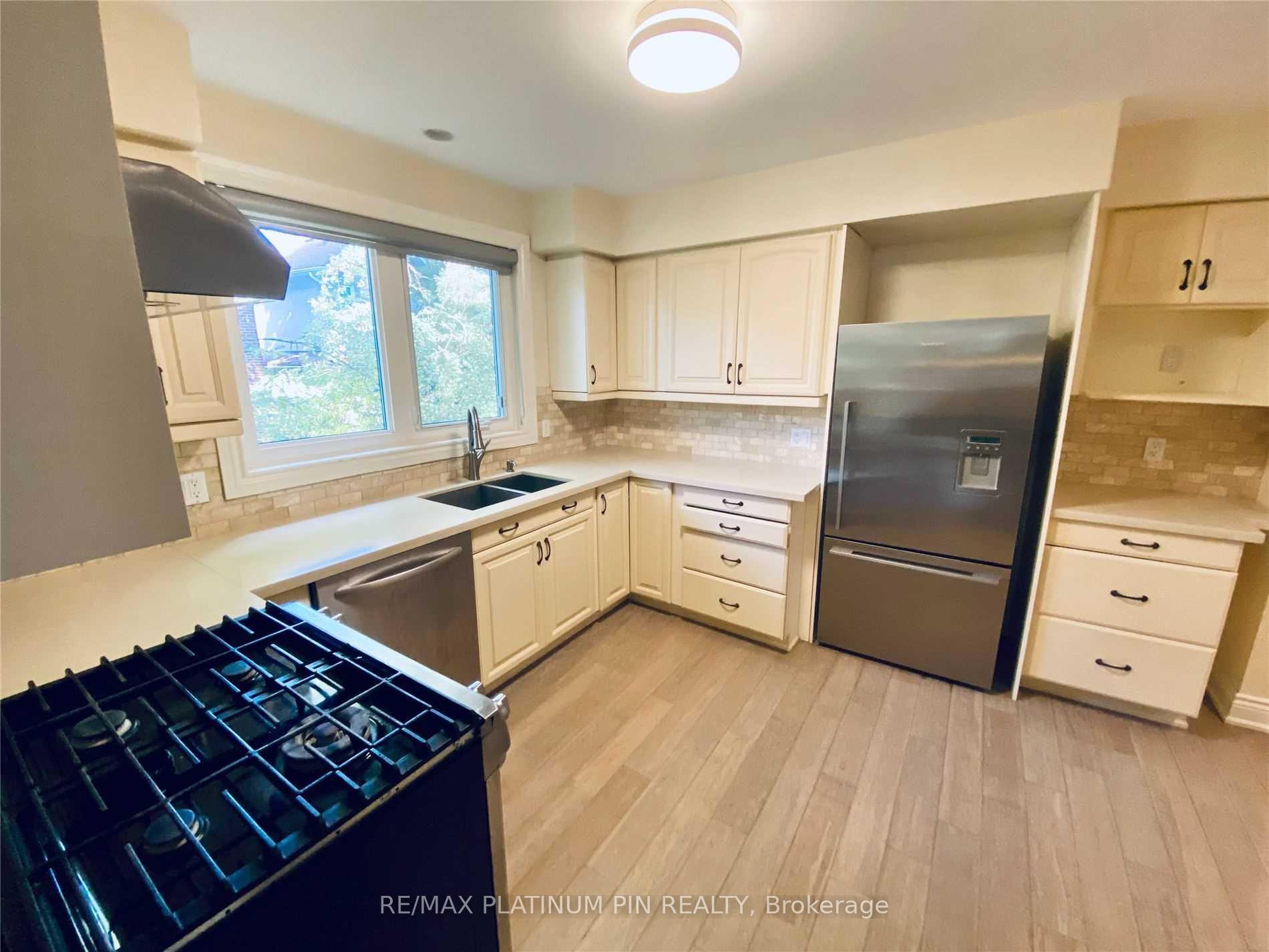 Photo 5 of 15 Whitelock Crescent, North York, Bayview Village — HOMEH