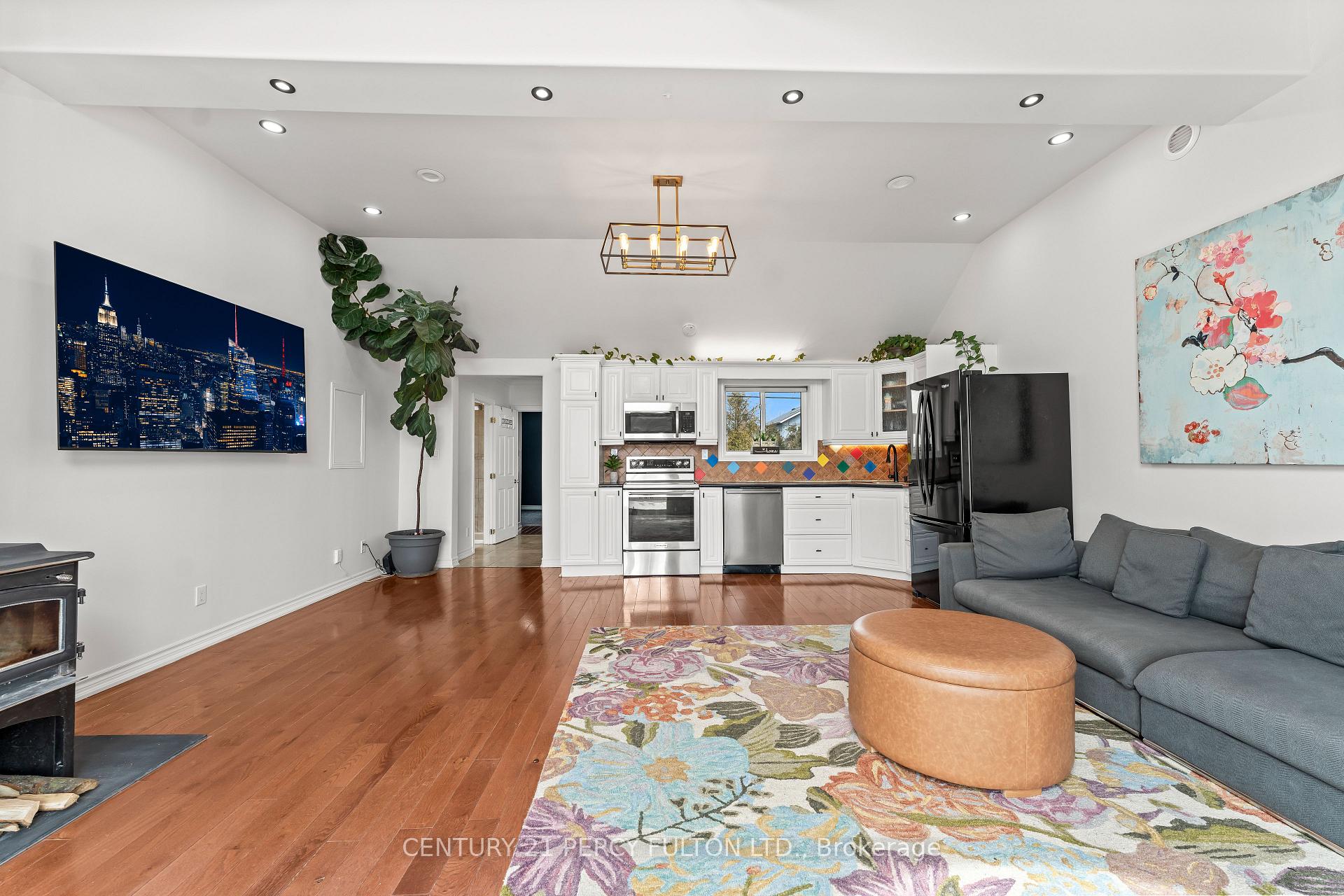 Photo 12 of 127 Cedar Crest Beach Road, Clarington, Bowmanville — HOMEH