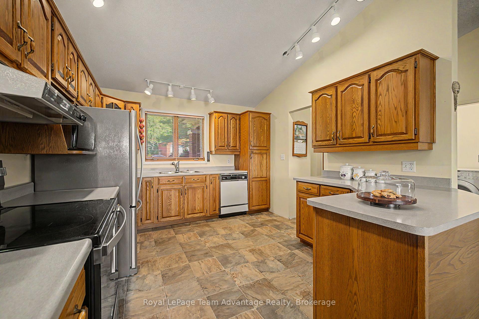 Photo 10 of 4 & 6 Sharon Park Drive, McKellar — HOMEH