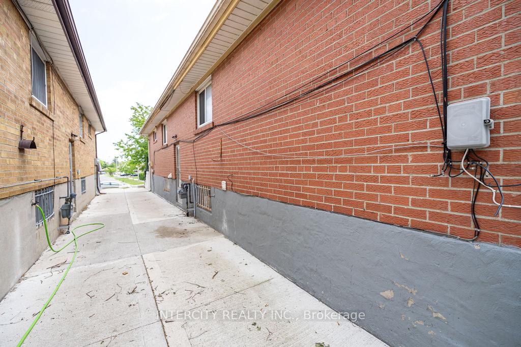 Photo 5 of 76 Felan Crescent, Etobicoke, Thistletown-Beaumonde Heights — HOMEH