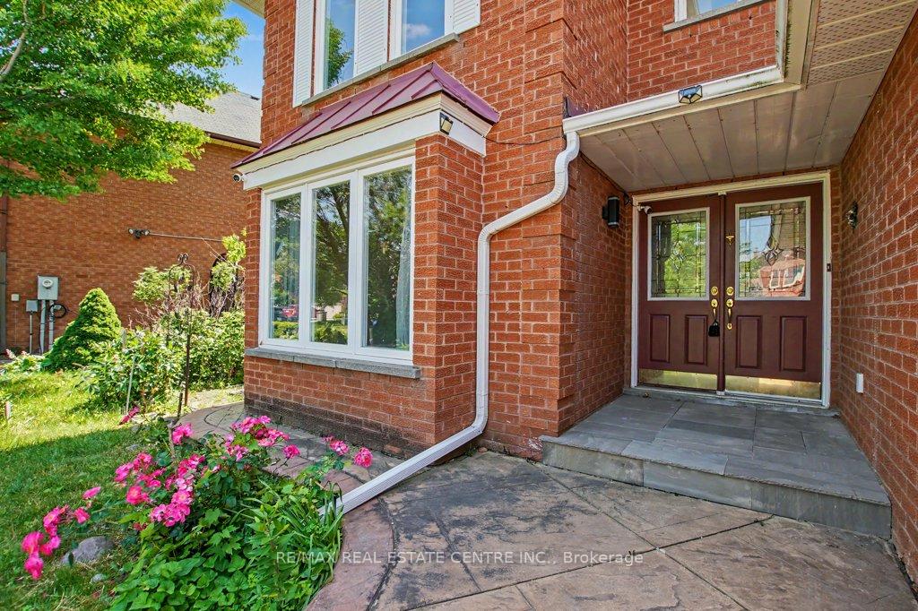 Photo 3 of 68 Moorehead Crescent, Brampton, Heart Lake East — HOMEH