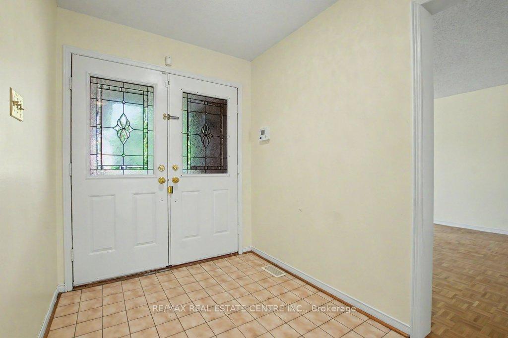Photo 4 of 68 Moorehead Crescent, Brampton, Heart Lake East — HOMEH
