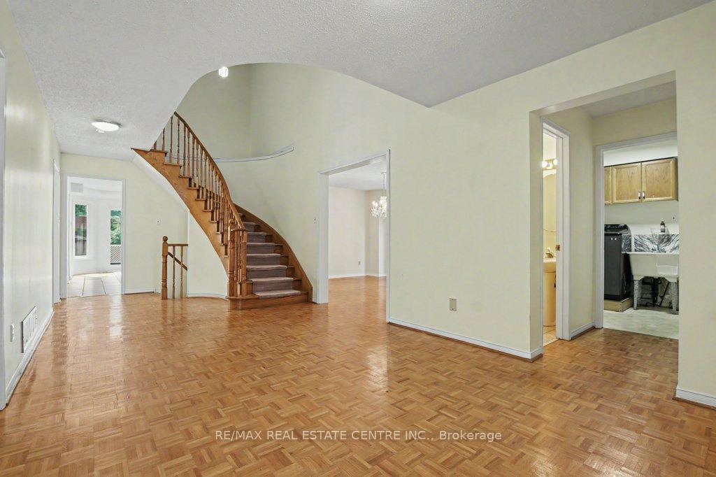 Photo 5 of 68 Moorehead Crescent, Brampton, Heart Lake East — HOMEH