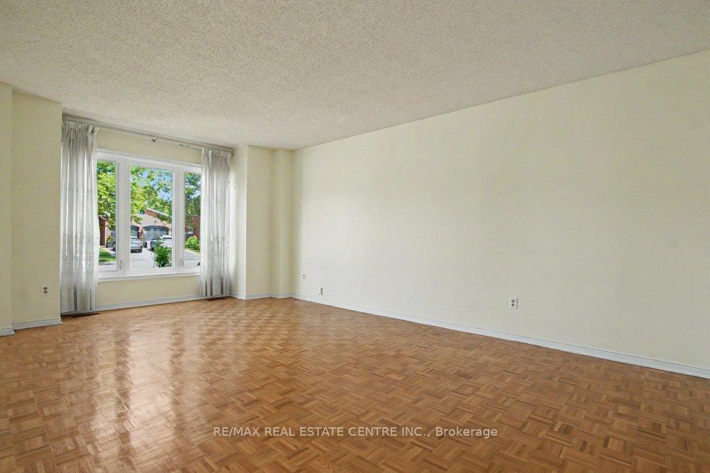 Photo 6 of 68 Moorehead Crescent, Brampton, Heart Lake East — HOMEH