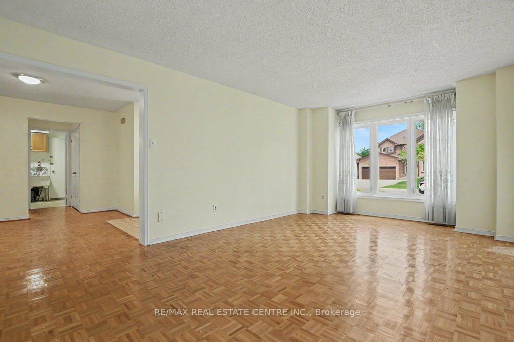 Photo 7 of 68 Moorehead Crescent, Brampton, Heart Lake East — HOMEH