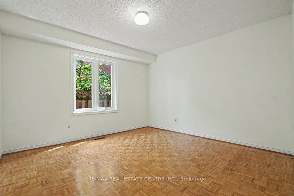 Photo 8 of 68 Moorehead Crescent, Brampton, Heart Lake East — HOMEH
