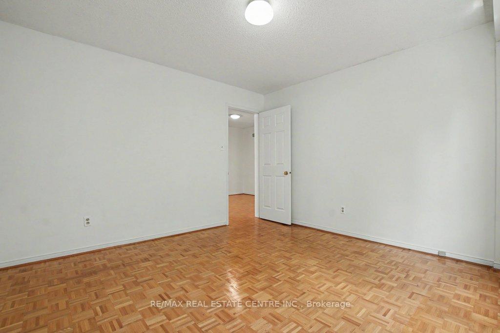 Photo 9 of 68 Moorehead Crescent, Brampton, Heart Lake East — HOMEH