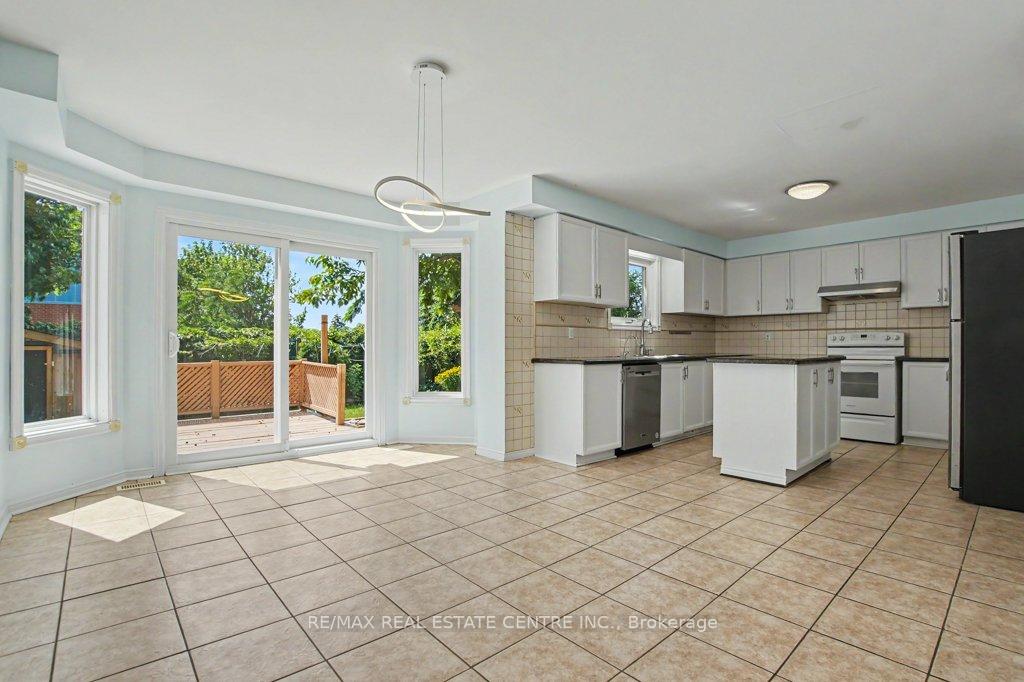 Photo 12 of 68 Moorehead Crescent, Brampton, Heart Lake East — HOMEH