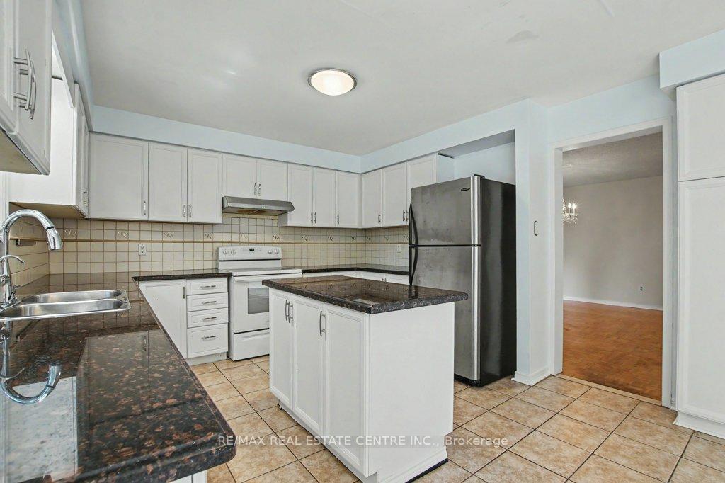 Photo 15 of 68 Moorehead Crescent, Brampton, Heart Lake East — HOMEH
