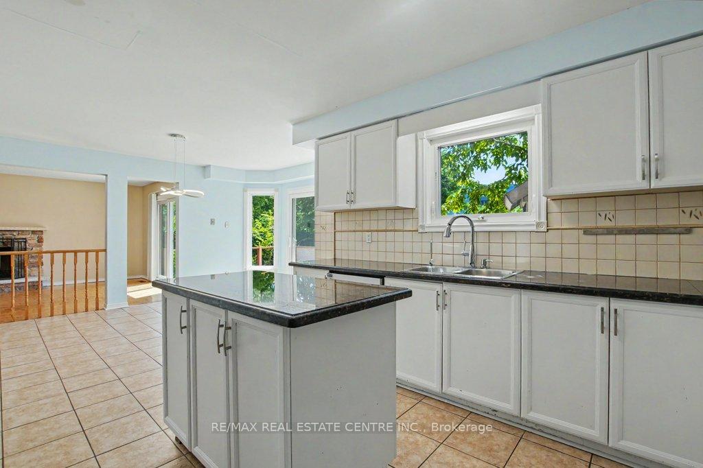 Photo 16 of 68 Moorehead Crescent, Brampton, Heart Lake East — HOMEH