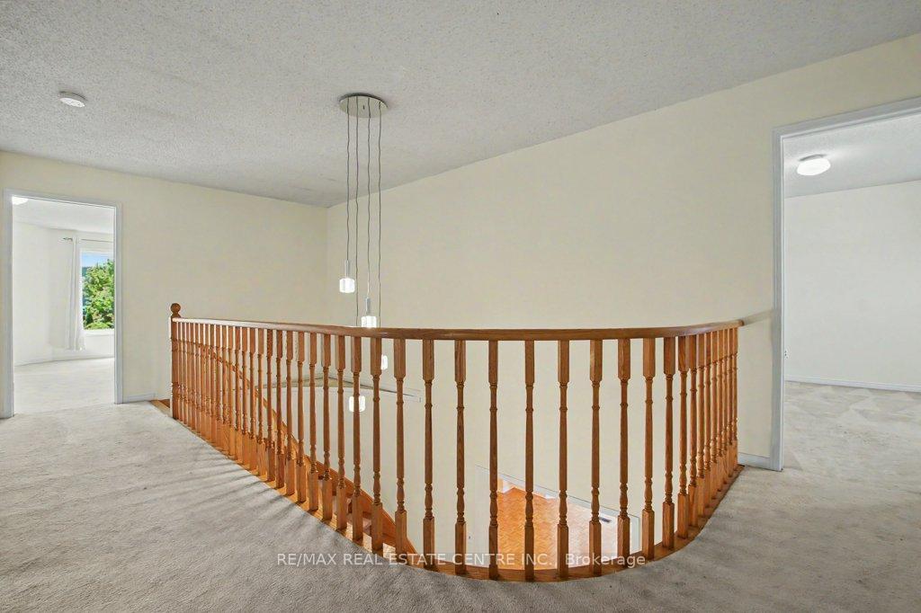Photo 29 of 68 Moorehead Crescent, Brampton, Heart Lake East — HOMEH