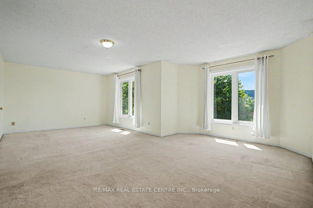 Photo 32 of 68 Moorehead Crescent, Brampton, Heart Lake East — HOMEH
