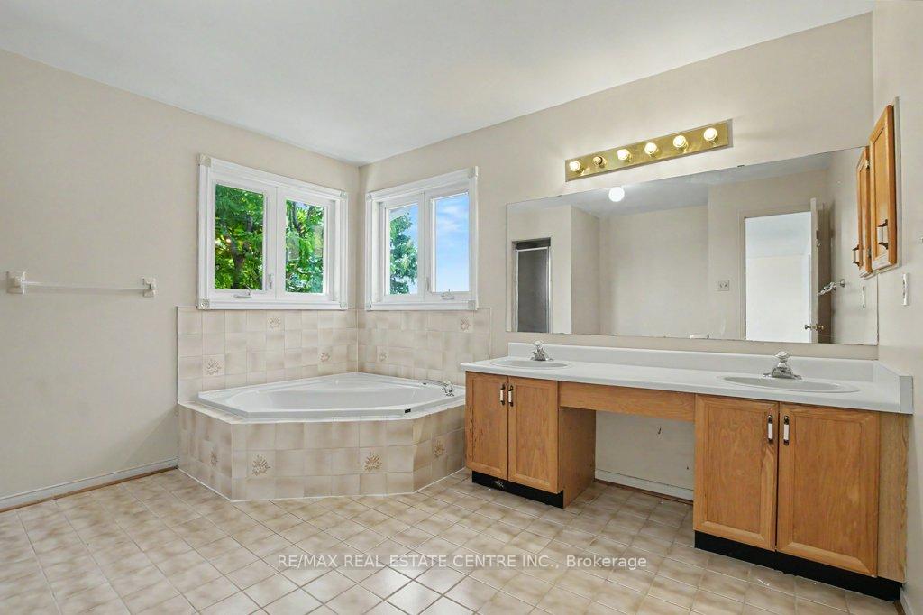 Photo 33 of 68 Moorehead Crescent, Brampton, Heart Lake East — HOMEH