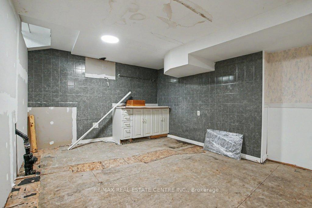 Photo 39 of 68 Moorehead Crescent, Brampton, Heart Lake East — HOMEH