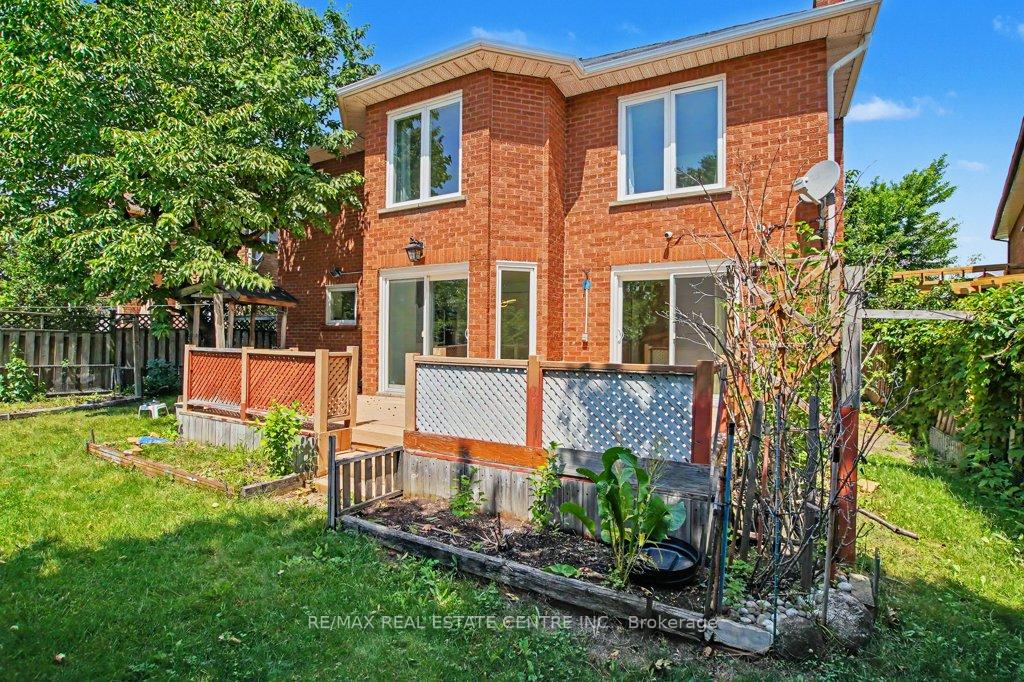 Photo 44 of 68 Moorehead Crescent, Brampton, Heart Lake East — HOMEH