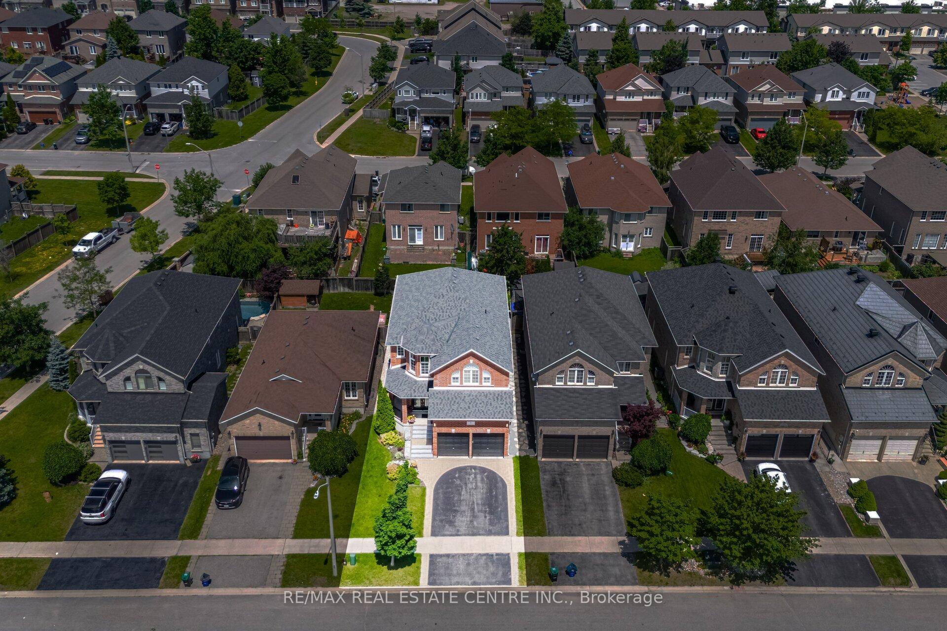 Photo 3 of 6 Parisian Crescent, Barrie, Innis-Shore — HOMEH