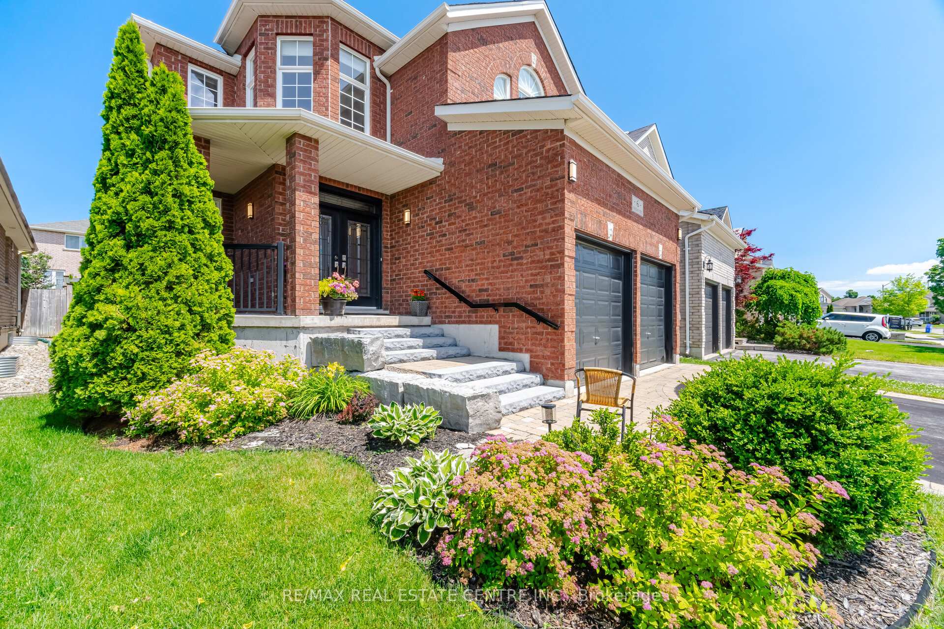 Photo 5 of 6 Parisian Crescent, Barrie, Innis-Shore — HOMEH