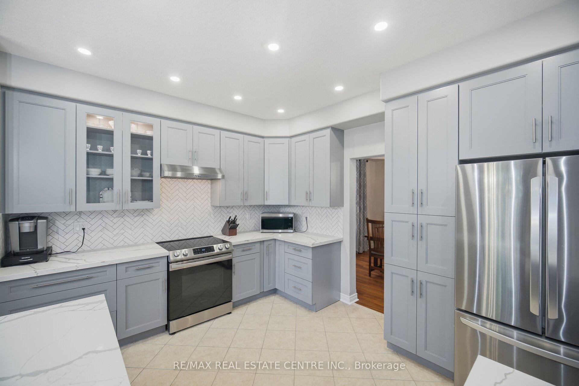 Photo 12 of 6 Parisian Crescent, Barrie, Innis-Shore — HOMEH