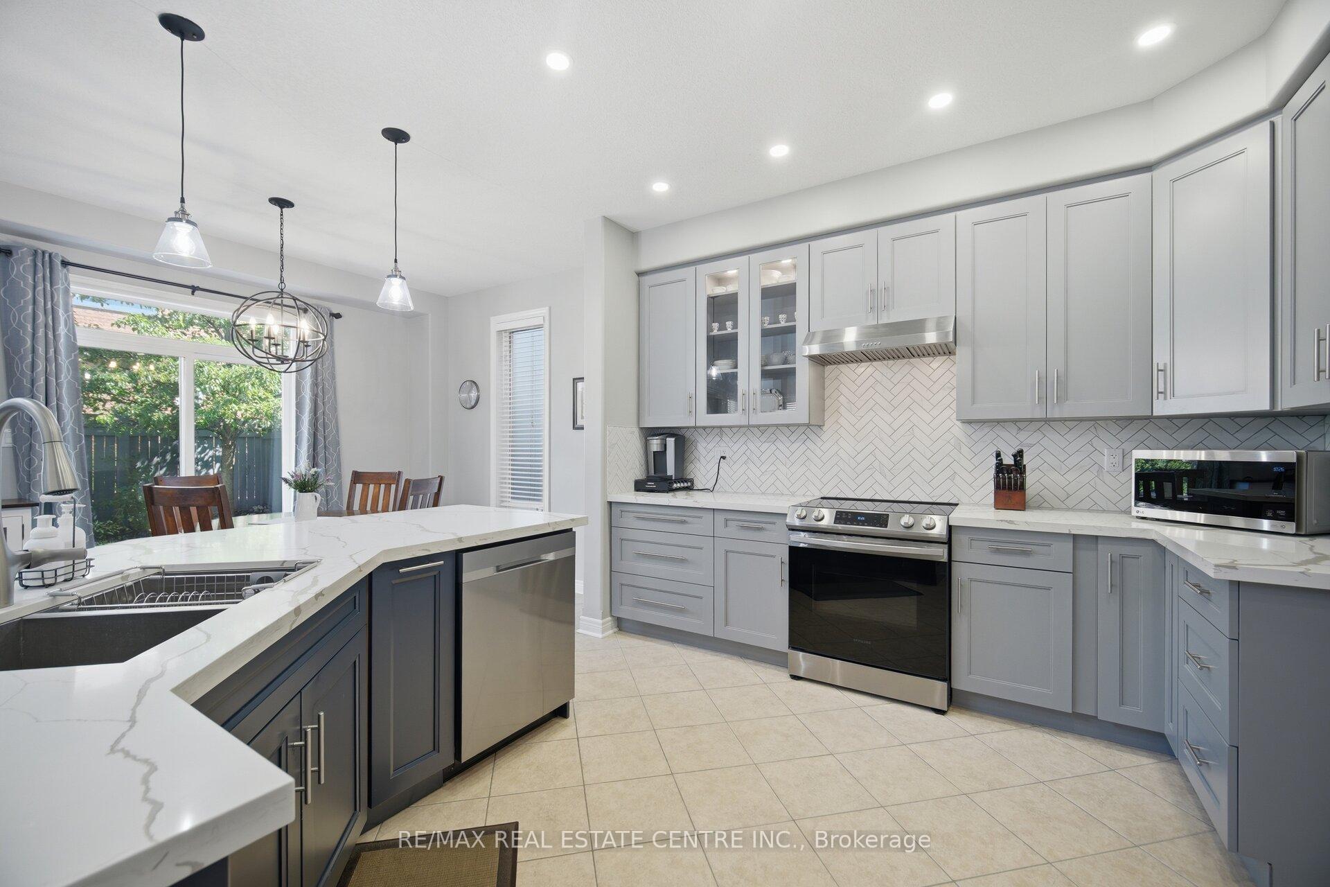 Photo 13 of 6 Parisian Crescent, Barrie, Innis-Shore — HOMEH