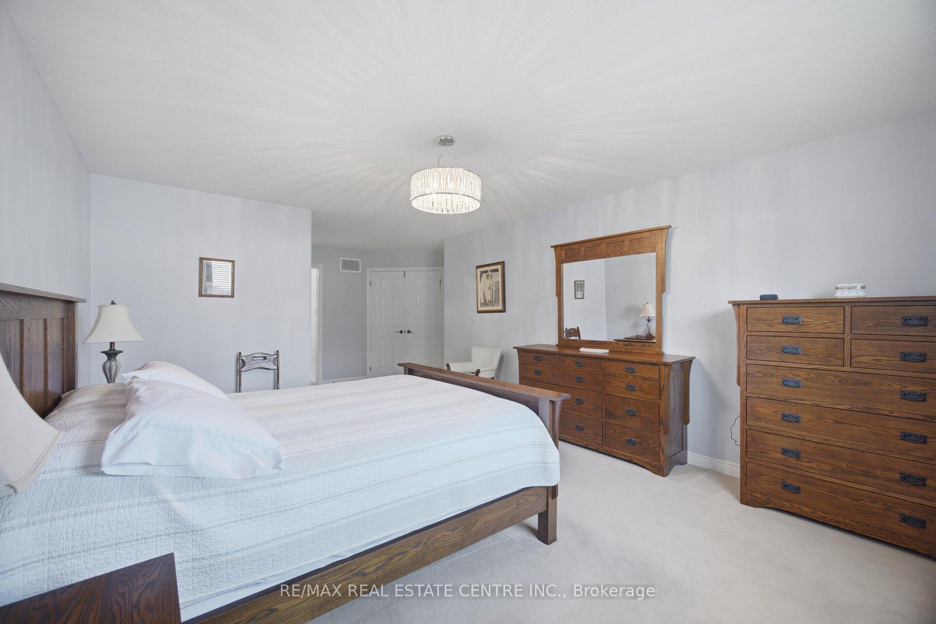 Photo 23 of 6 Parisian Crescent, Barrie, Innis-Shore — HOMEH