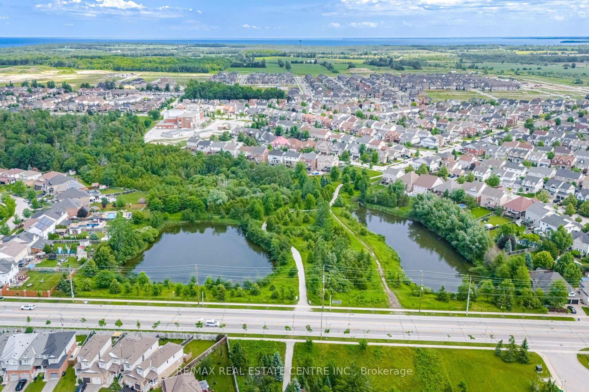 Photo 49 of 6 Parisian Crescent, Barrie, Innis-Shore — HOMEH
