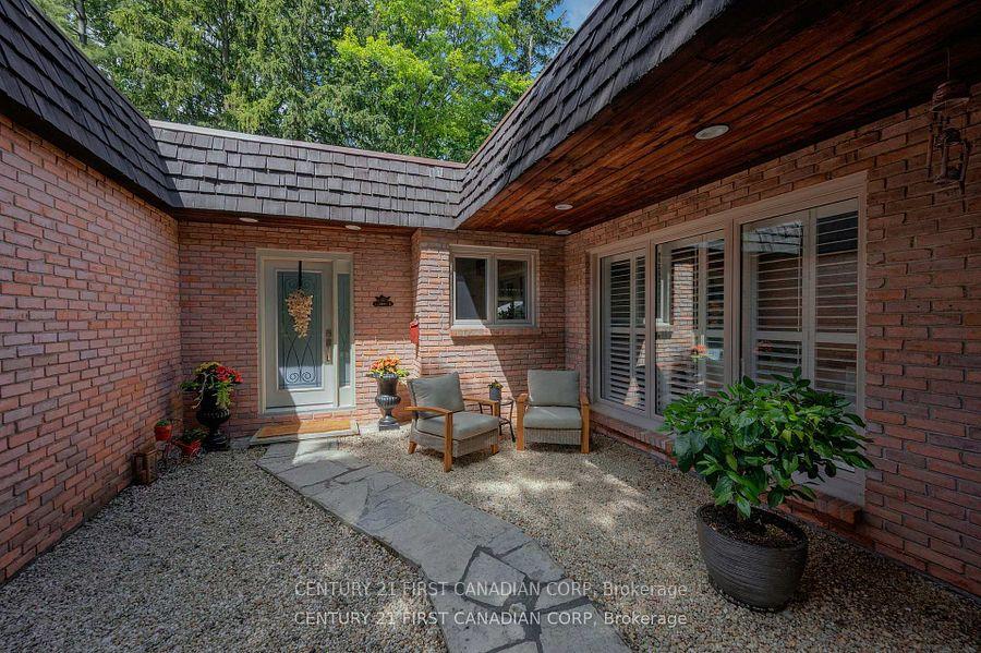 Photo 34 of 43 Compton Crescent, London, South R — HOMEH