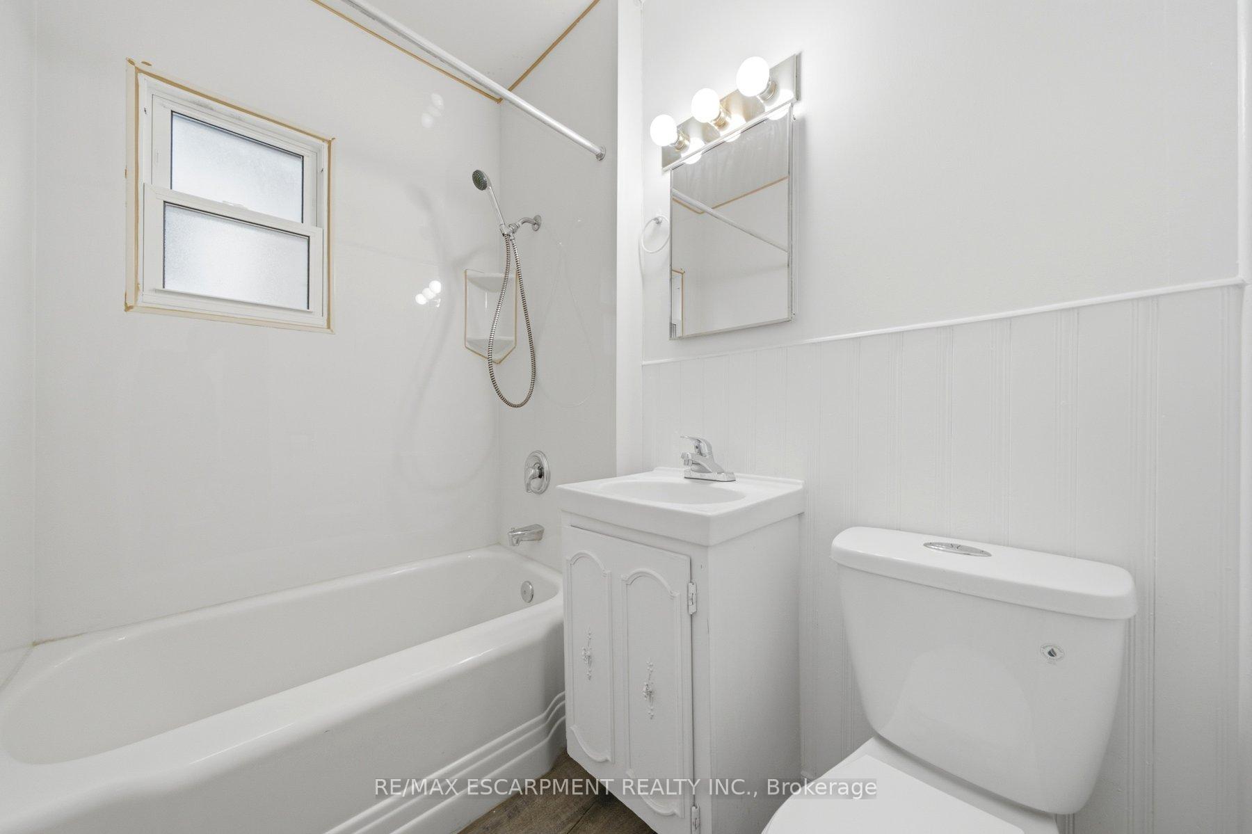 Photo 10 of 81 Cambridge Avenue, Hamilton, Crown Point — HOMEH