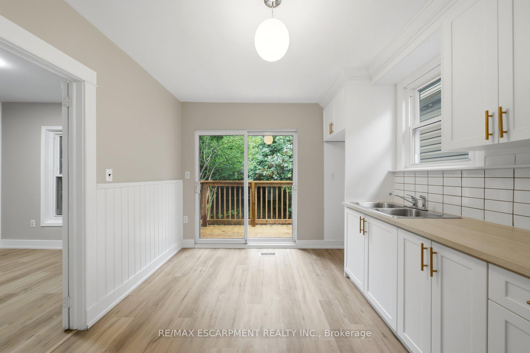 Photo 12 of 81 Cambridge Avenue, Hamilton, Crown Point — HOMEH
