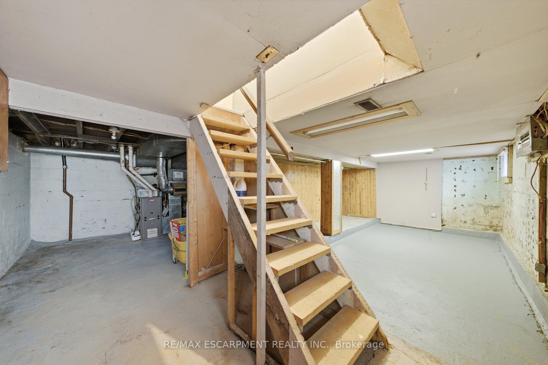 Photo 19 of 81 Cambridge Avenue, Hamilton, Crown Point — HOMEH