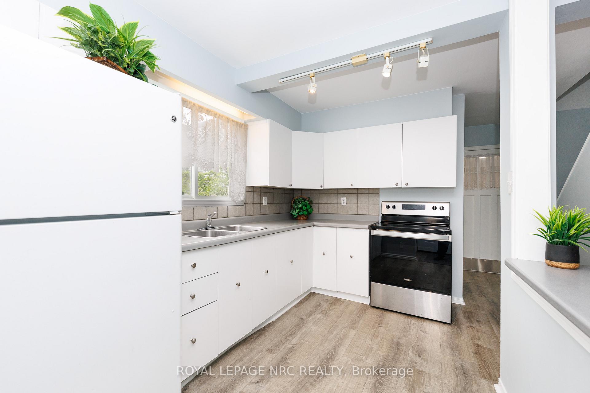 Photo 4 of 4676 McDougall Crescent, Niagara Falls, Downtown — HOMEH